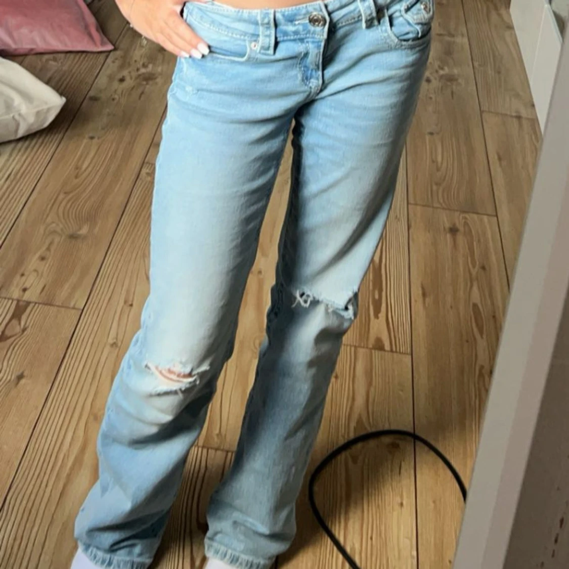 Ljusblå raka jeans med slitningar - 1