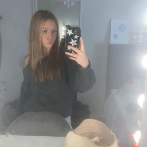 Mörkgrå stickad offshoulder-tröja storlek S - Mörkgrå offshoulder tröja från H&M. 💖💖