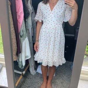Klänning NaKd   - En somrig blommig klänning från NaKd, med knyte runt midjan o h en djupare V-ringning. Till mig är den ner till knäna men det kan ju variera beroende på längd🥰 Pris kan diskuteras 🤗