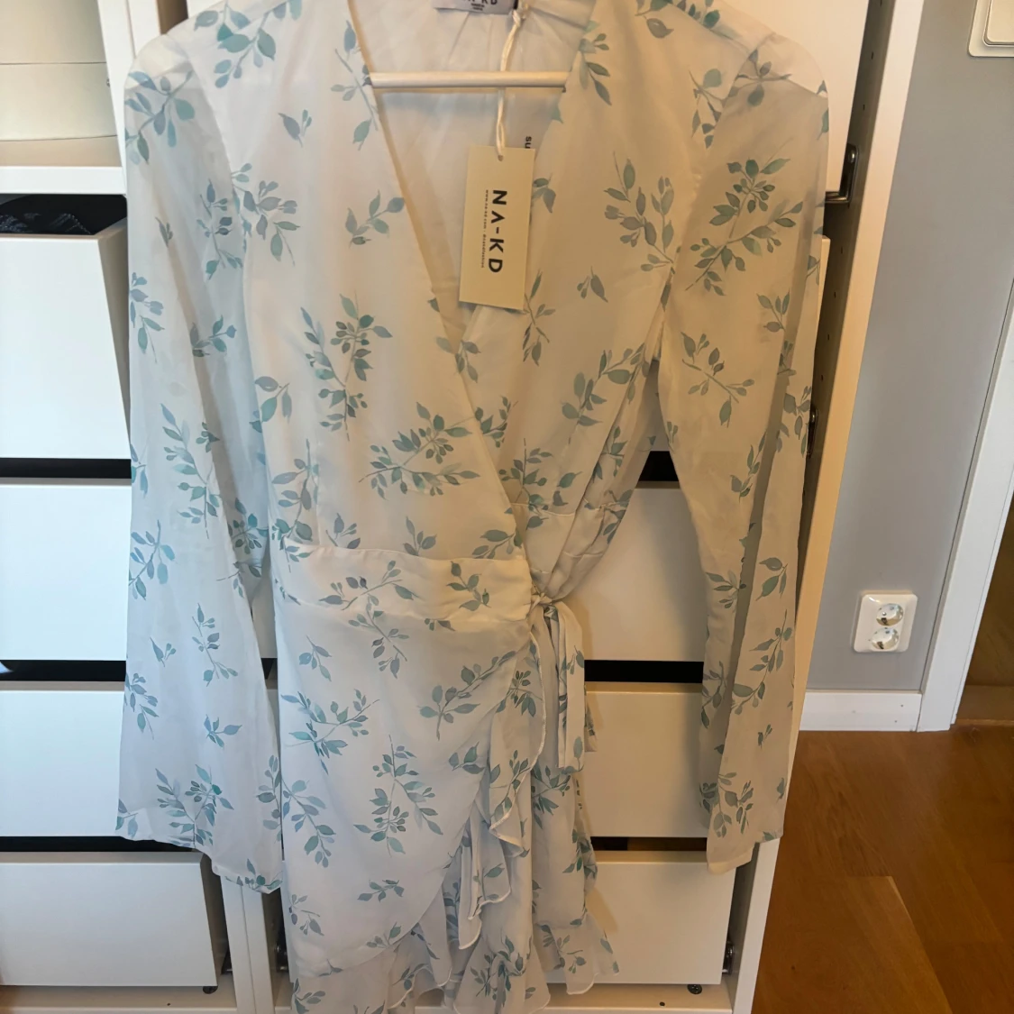 Blommig omlottklänning från NA-KD