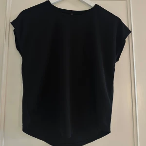 svart basic tröja - säljer den pågrund av att jag har liknande och inte behöver den