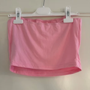 rosa tube top från shein - Kom i pack så sparar två av tre och säljer denna, pågrund av att jag inte passar i rosa. (Har aldrig används)