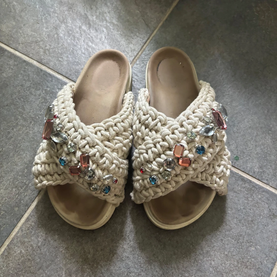 Beige virkade sandaler med stenar