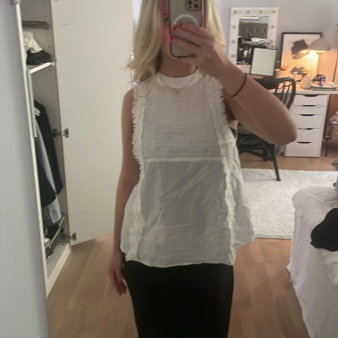 Vit ärmlös blus med spetsdetaljer