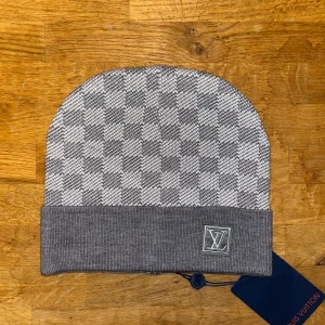 Grå Louis Vuitton mössa - Grå Louis Vuitton mössa