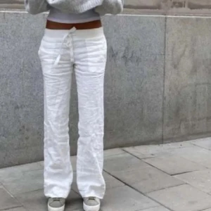 alobha linnebyxor  - Snygga vita linnebyxor med rak passform och knytband i midjan. Byxorna har en avslappnad stil och är perfekta för varmare dagar. De är tillverkade i ett lätt och luftigt linnematerial som ger en fräsch känsla.