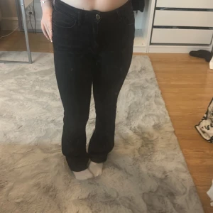 Svarta bootcut jeans - Säljer ett par svarta jeans med bootcut-modell. Inga tecken på användning 