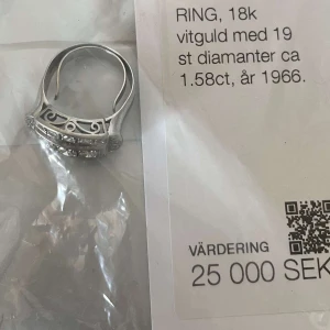 Vintage ring i vitguld med diamanter - Unik ring i 18k vitguld från 1966 med 19 gnistrande diamanter på totalt ca 1,58ct. Ringen har en cool oval form med detaljerade sidosnirklar och en riktigt lyxig känsla. Perfekt för dig som vill sticka ut med något riktigt speciellt.