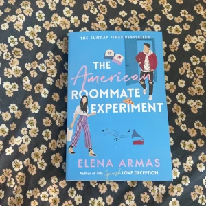 The American Roommate Experiment - booktok  - En charmig och rolig romcom om Rosie och Lucas som tvingas dela lägenhet i New York. Med flirtiga experimentella dejter, kreativa utmaningar och massor av kemi är detta en perfekt bok för dig som älskar romantik och feelgood. På engelska!!