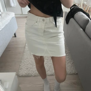 Vit jeanskjol  - Snygg vit jeanskjol från gina tricot i stl. 36. Skulle säga kjolen passar en S-M🌸Har både fram och bakfickor. Köpt på vinted men har själv inte använt den