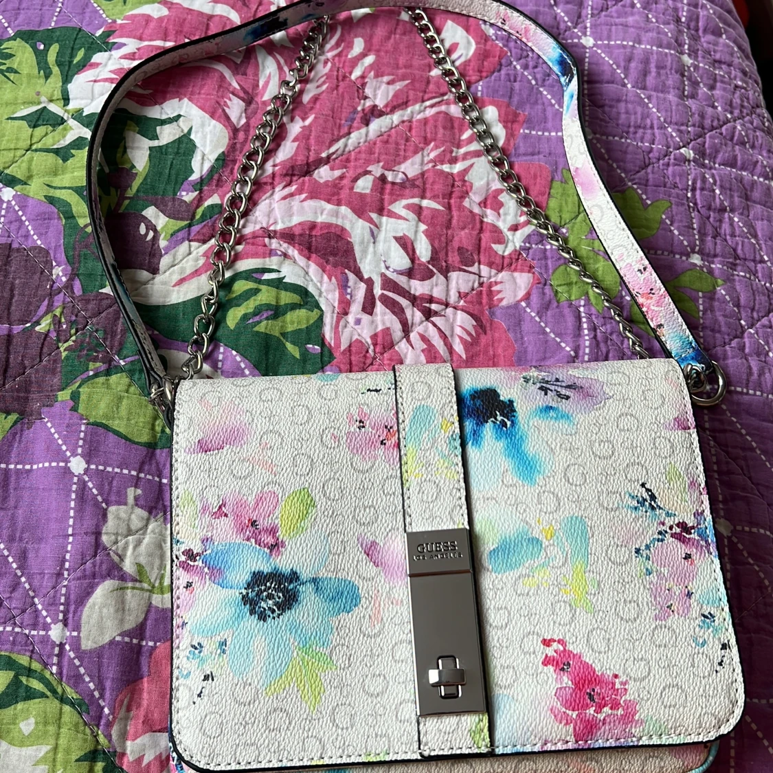 Blommig axelväska från Guess - 3