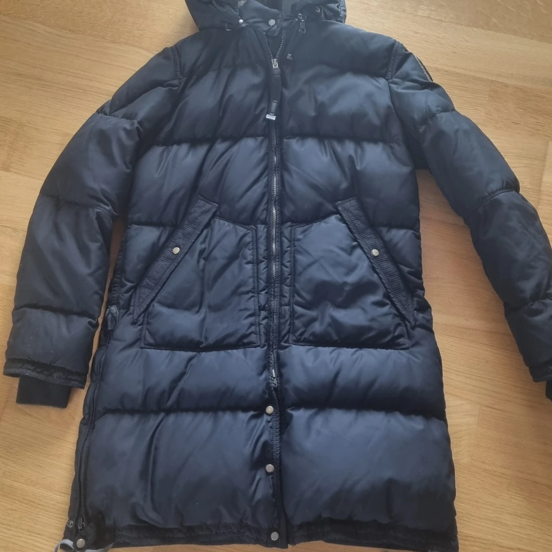 Svart lång dunjacka Parajumper stl L