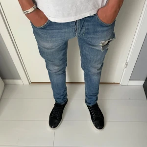 Dondup jeans - Tja! Säljer nu dessa feta dondups jeansen! Jeansen är i fint skick med orginal slitningar och en fin tvätt på jeansen! Nypris på jeansen är cirka 4000kr, Vid bilder eller frågor skriv privat!