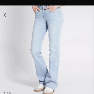 Ljusblå bootcut jeans - Snygga ljusblå jeans med bootcut passform och klassisk femficksdesign. Jeansen är klippta för att passa någon som är 160☺️