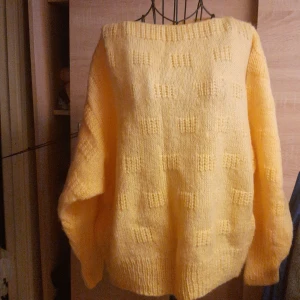 Gul stickad oversized tröja - Mysig gul stickad tröja med rutigt strukturmönster. Tröjan har en loose och oversized passform med långa ärmar och bred halsringning. Perfekt för dig som gillar en chill och avslappnad stil.