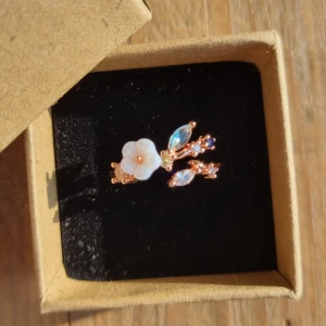 Fashion ring  - En superfin Koreansk stil fashion ring i storlek 52 (US=6). Material koppar och zirkonia. Passar bra som en gullig present. Färg : rose gold