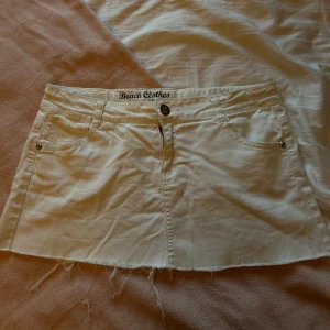 Vit mini kjol i denim💕 - Säljer en kort vit lågmidjad jeanskjol från zara i storlek 164! Midjemått, är ca 39,5cm, men blir bredare nertill ca 51cm!!!! På ena bakfickan finns små svarta fläckar som inte fångas på bild, därav kan priset diskuteras!!💕Skriv vid frågor! 