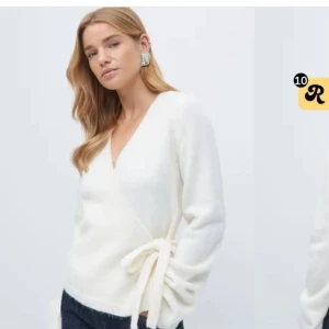 Vit omlottkofta med knytband - slutsåld i storlek S och xs på nätet!! Superfin vit omlottkofta med v-ringning och knytband i sidan. Koftan har långärmad design och mjukt material! Detta är en populär stickad kofta från Gina! Ny pris: 399kr