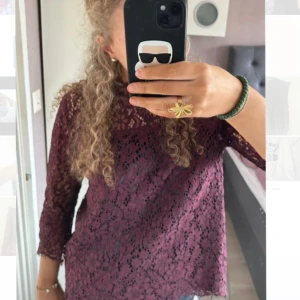 Blus från soakedinluxury - Spetsblus från soaked in luxury