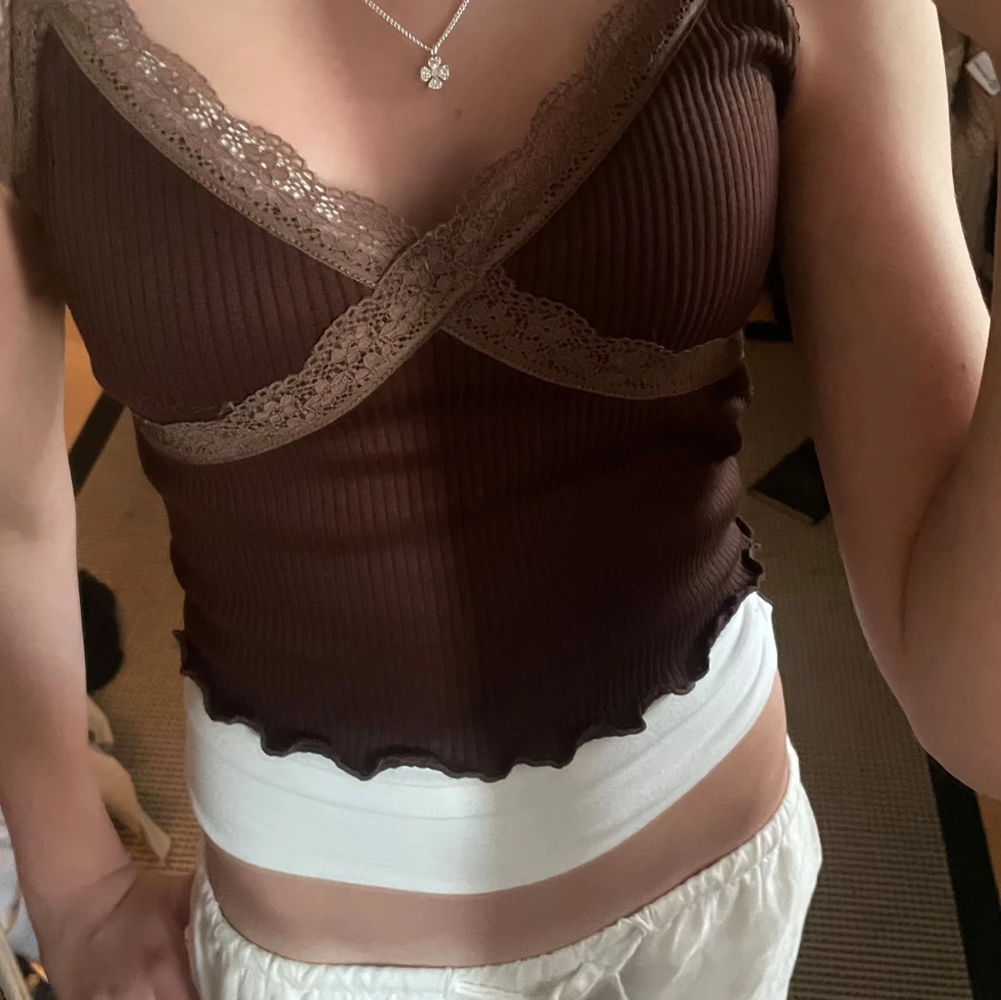 Brunt spetslinne - 1