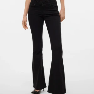 Svarta jeans - Svarta, lågmidjade, utsvängda jeans från Vero Moda i modellen VMSIGI. Säljer då de inte passar mig. Storlek: M32! Endast provade! 🩷