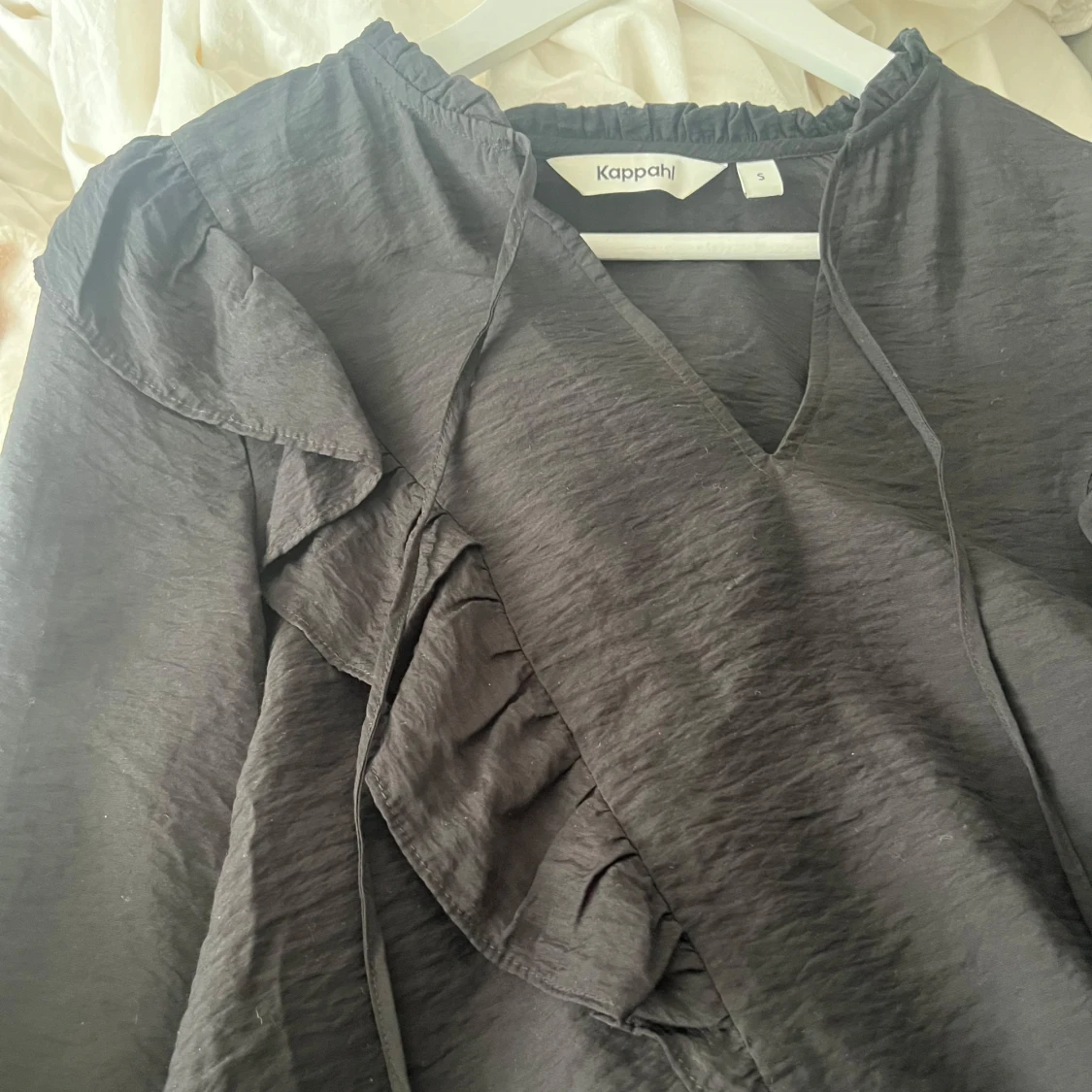 Svart blus med volang från Kappahl - 3