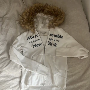 Fur zip up Abercrombie  - Vit zip up i nästan perfekt skick! Har sytt på pälsen själv skriv om du vill veta mer detaljer. Dragkedjan funkar som den ska och inga  defekter ❤️🧁Pris kan diskuteras 