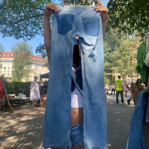 Ljusblå raka jeans med rå kant - utsvängda hm jeans utan några fickor!!🥰
