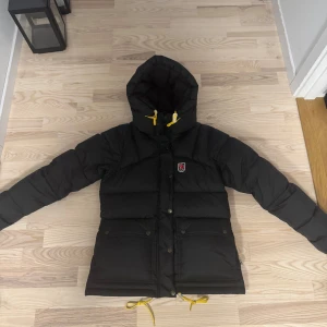 Fjällräven jacka - INTRESSEKOLL på min fina Fjällräven jacka som bara har använts en vinter, modellen är down lite jacket, skriv för intresse💕