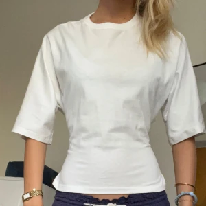 Vit croppad topp med knyt i ryggen - Snygg vit croppad topp med korta ärmar och cool öppen rygg som knyts❤️