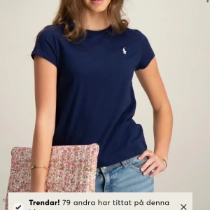 Mörkblå t-shirt från Ralph Lauren - kortärmad mörkblå Ralph lauren T-shirt. Storlek XL men passar exakt som på bilden för någon i 160cm höjd osv. säljer för den är för liten och letar efter längre storlek 💓 aldrig andvänd förutom när jag först fick och skulle prova❤️nytt pris 600 (pga frakt) pris kan diskuteras