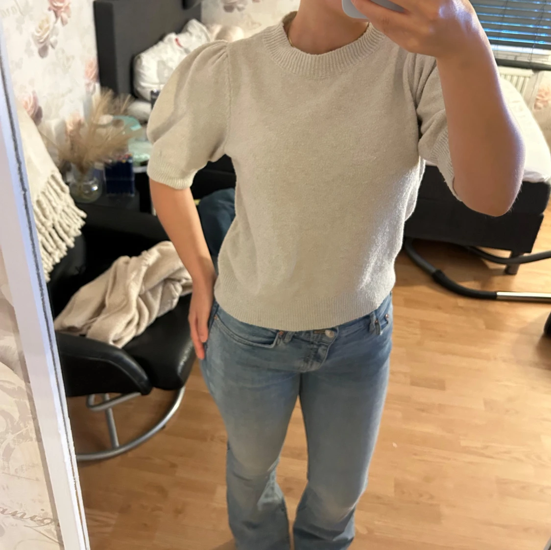 Beige stickad topp med puffärm - 1