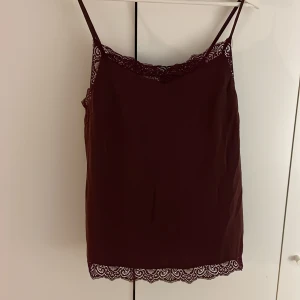 vinrött spetslinne  - säljer ett supersnyggt vinrött spetslinne från vila som passar perfekt nu till hösten!! ❣️❣️