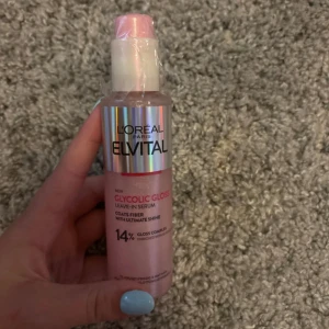 L'Oréal Elvital Glycolic Gloss Serum - Oöppnad! L'Oréal Elvital Glycolic Gloss Leave-In Serum i en snygg rosa och silverfärgad pumpflaska, 150 ml💓