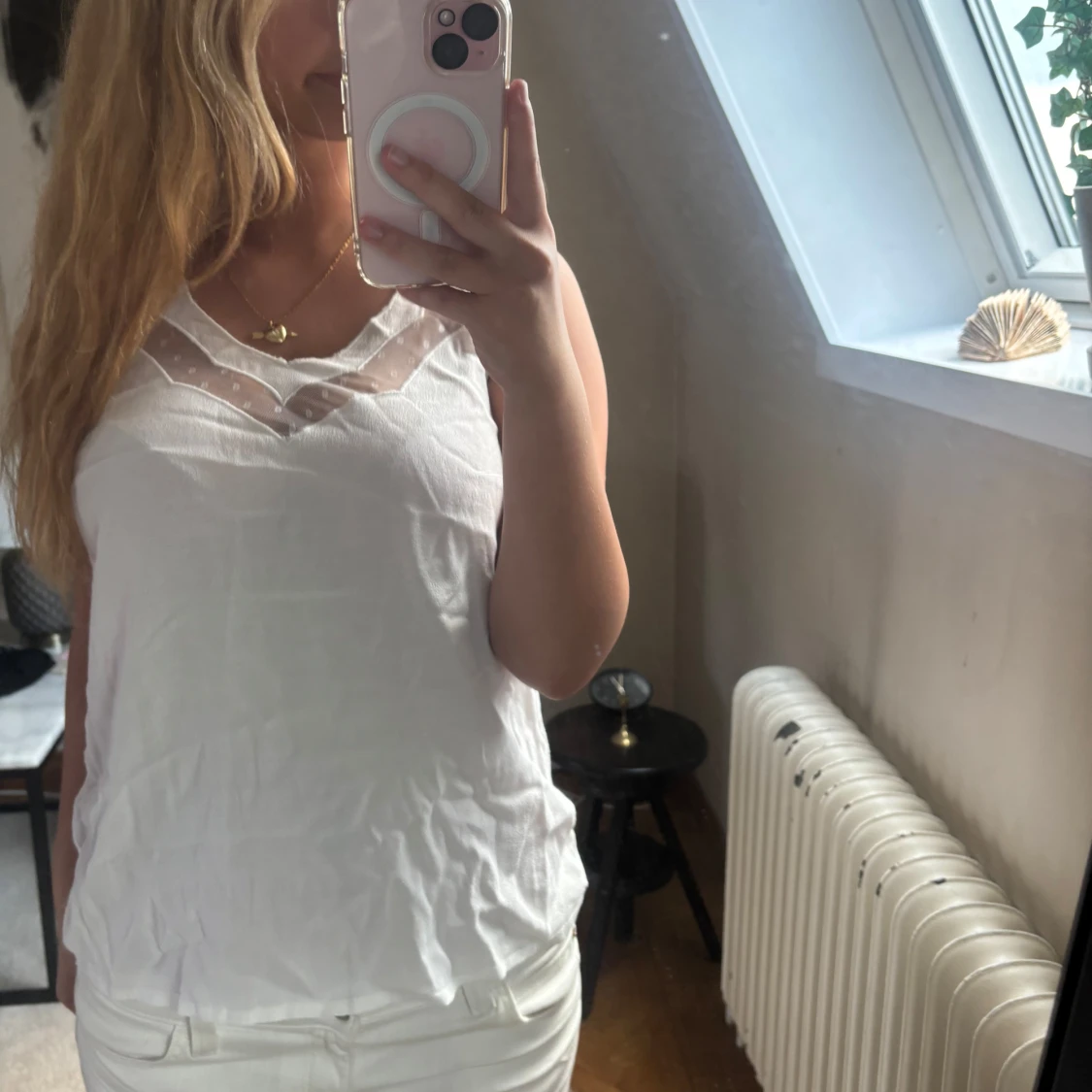 Vit ärmlös linnetopp med spets