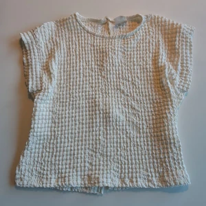Vit blus från Zara 💗 - Superfin vit blus från Zara med rosetter på ryggen. Säljer då den inte kommer till användning längre.🙃 Skriv om du vill se fler bilder eller har några frågor💓
