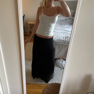 Svart långkjol - Säljer min svarta långkjol från stradivarius! Storlek xxs men hyfsat lång i storleken, sparsamt använd💕