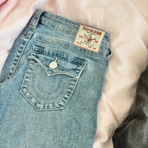 True Religion jeans blå - ljusblå true religion jeans använda max 3 gånger inga fel på alls!! (på min profil säljs de svarta eller båda tillsammans också)