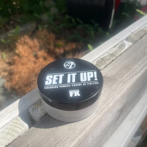 W7 Set It Up! Finishing Powder - Good powder 
