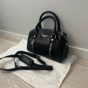 SUNNY BAG ZADIG - Sunny Bag XS Studs i väldigt fint skick. Inga skador, bara försiktigt använd. Köpt här på Plick för 2650 kr. Dustbag följer med. Onlinekvitto medföljer. Mått: 23 x 14 x 11.5 cm. Den har varit en favorit men jag använder nästan bara en annan nu. 🤍 