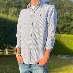 Ralph lauren skjorta  - Denna skjorta är helt perfekt för sommaren med ett riktigt luftigt material. Det står 20 men den sitter som strl S. Den har inga defekter vad jag kan se. Modellen är 176. Hör av dig vid frågor✌️