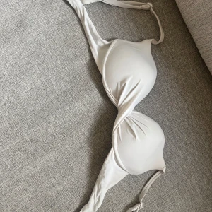 Vit bikiniöverdel från Calzedonia - Snygg vit bikiniöverdel från Calzedonia med  justerbara axelband. Endast använd ett fåtal gånger. Köparen står för frakten men kan mötas upp i hela Göteborg. 💗storlek 70b men kan ändras i alla band.