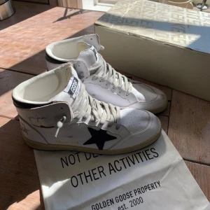 Golden Goose Sky Stars - Säljer nu ett par Golden Goose Sky Star i vitt! Riktigt snygga och mångsidiga sneakers som passar året runt. Skorna är i mycket gott skick – knappt använda! Perfekta för dig som vill ha stil och komfort i ett. Pris kan diskuteras vid snabb affär 💯💯 