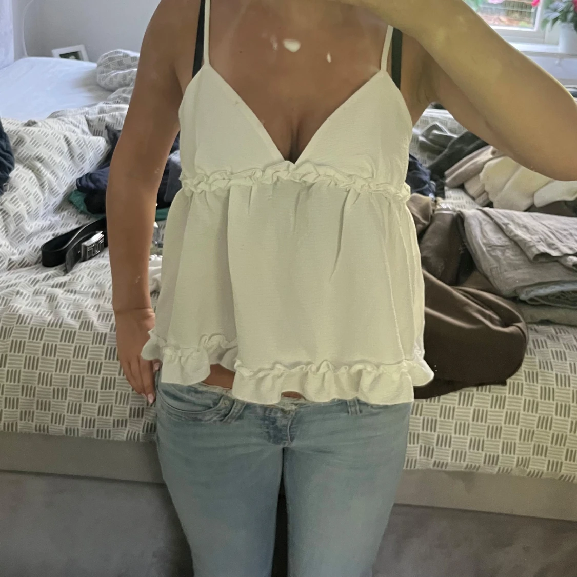 Vit volangtop med smala axelband