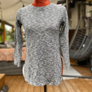 Gråmelerad långärmad tröja Lindex 146/152 - Gråmelerad långärmad tröja med rund halsringning och slitsar i sidorna. 55% bomull, 45%polyester ﻿Längd: 65 cm ﻿Bystvidd: 43 cm  Inga bilder när den sitter på mig! Katter finns i hemmet!