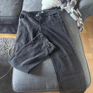 Svarta jeansbyxor från Divided, stl 42 - Svarta jeansbyxor från Divided i storlek 42. Klassisk femficksmodell med raka ben. Lite liten i storlek så passar 40 perfekt också. Lätt low/midrise. Perfekta vardags jeans🌸