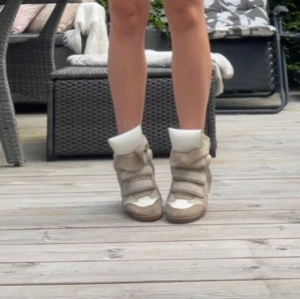 Isabel Marant Bekett sneakers - Kollar intresset på mina superfina marants, väl använda och tyvärr en del slitningar, skriv för fler bilder på dessa . Priset går självklart att diskutera!💕 
