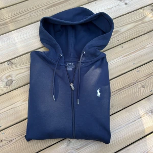 Ralph Lauren zip hoodie  - Skick: 9/10 | Storlek: XS | Passar perfekt för dig som är 165-175 | Nypris: 2195 | Mitt pris: 1700 | Köparen står för frakt | Köpt på Zalando | Kvitto finns | Hör av er vid frågor. 