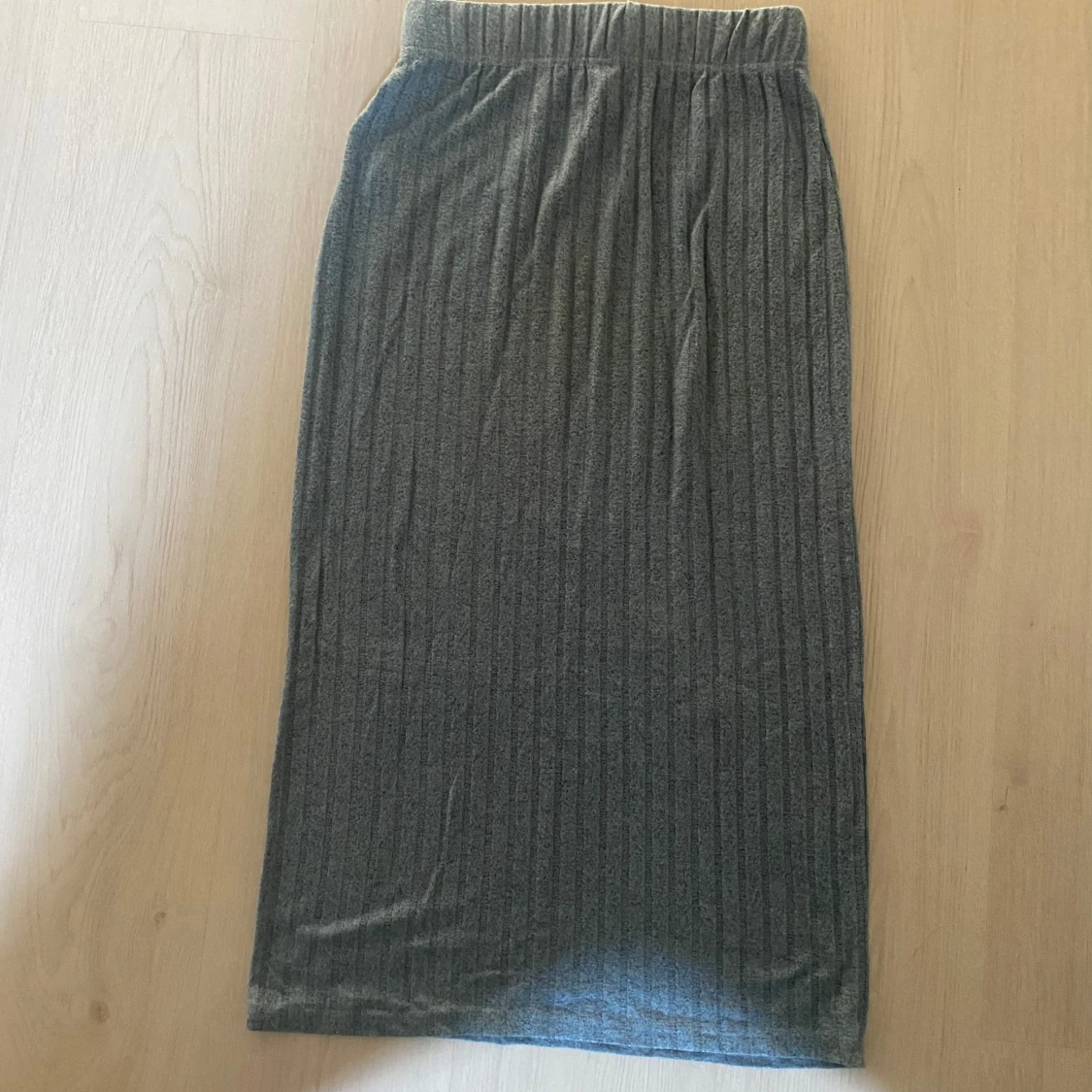 Grå ribbad långkjol från Soyaconcept - 1