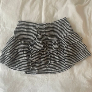 Randig minikjol  - Randig minikjol från Ginatricot🫶 Helt ny utan prislapp och har aldrig använt den. Den är i storlek xs men i stretchigt material. Säljer då den inte kommer till användning.💗🙌 Nypris: 299,95 kr.